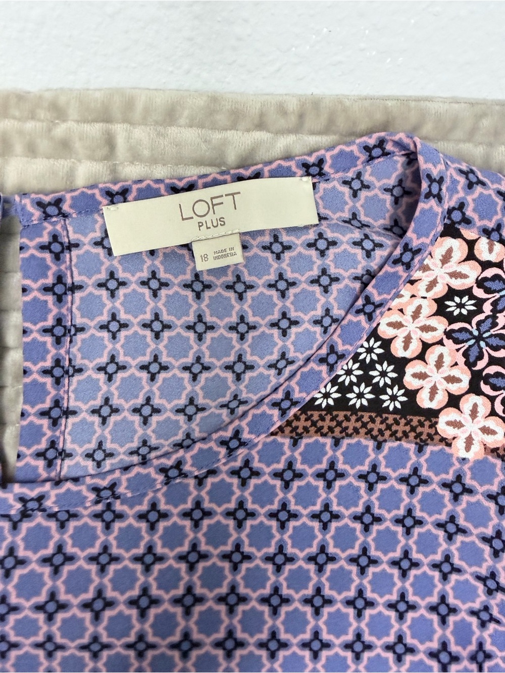 LOFT Plus Floral Trim Geometric Print Blouse Size 18 Lavender Long Sleeve Top - Picture 4 of 7